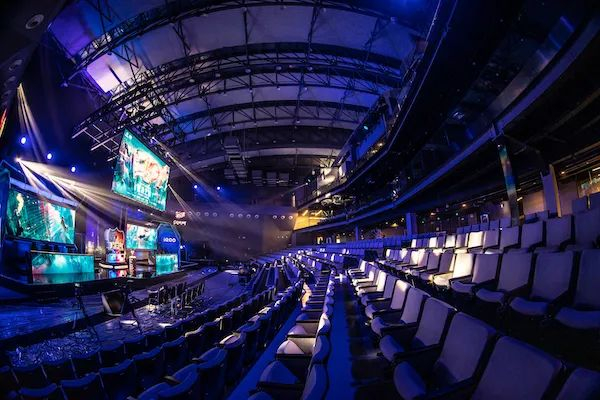 整个足坛在 整个足坛在